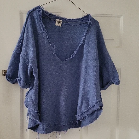We The Free Blue Distressed Top - Picture 1 of 3
